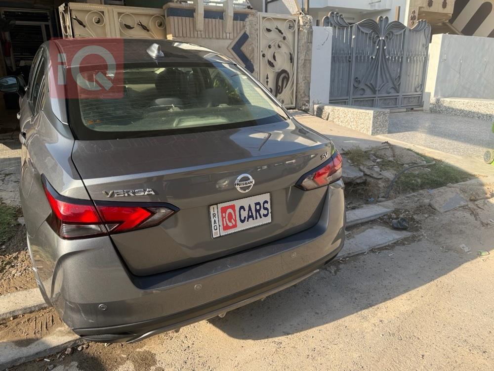نيسان فيرسا